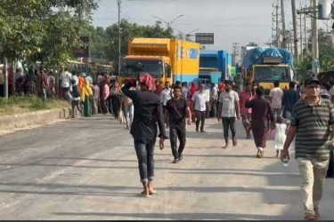 বকেয়া বেতনের দাবিতে ঢাকা-ময়মনসিংহ মহাসড়ক অবরোধ