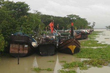 উত্তাল বঙ্গোপসাগর, নিরাপদ আশ্রয়ে ৩ শতাধিক ফিশিং ট্রলার