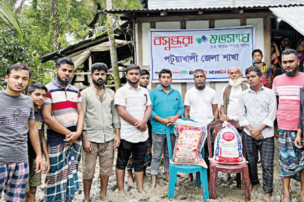 সহায়তা নিয়ে গুলিবিদ্ধ রায়হানের বাড়িতে বসুন্ধরা শুভসংঘ 