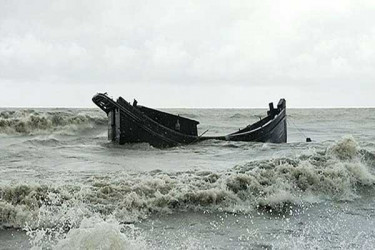 হাতিয়ায় সাতটি মাছ ধরার ট্রলার ডুবি, নিখোঁজ ৩০ জেলে