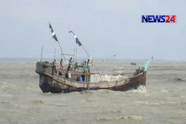 বৈরী আবহাওয়ায় ঝড়ের কবলে পড়ে ৭টি ট্রলার ডুবি