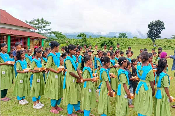 বারেক টিলায় ১২০ শিক্ষার্থীকে খাবার দিল বসুন্ধরা শুভসংঘ