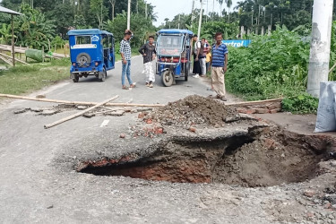 সড়ক ধসে শরীয়তপুর-নড়িয়া প্রধান সড়কে যানচলাচল বন্ধ