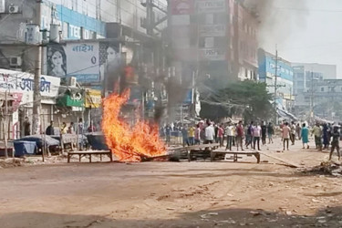 আশুলিয়ায় গার্মেন্টস খুলে দেওয়া নিয়ে দুই পক্ষের সংঘর্ষ, নিহত ১