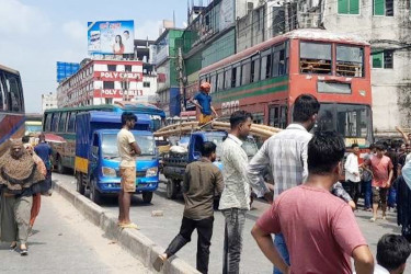 টঙ্গী‌তে মহাসড়ক অব‌রোধ করে শ্রমিক‌ বি‌ক্ষোভ