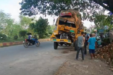 দাঁড়িয়ে থাকা ট্রাকের পেছনে আরেক ট্রাকের ধাক্কা, নিহত ২