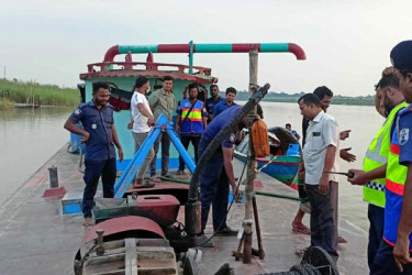 আড়িয়াল খাঁ নদে অবৈধভাবে বালু উত্তোলন, ড্রেজার জব্দ