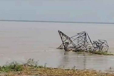 পদ্মার পেটে জাতীয় বিদ্যুৎ গ্রিডের টাওয়ার