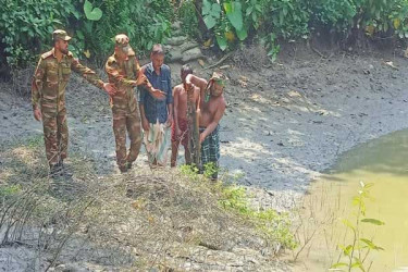 এনায়েতপুরে থানা থেকে লুটের অস্ত্র মিলল পুকুরে