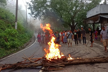 রাঙামাটি-খাগড়াছড়িতে ৭২ ঘণ্টার সড়ক অবরোধ চলছে