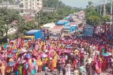 গাজীপুরে মহাসড়ক অবরোধ করে শ্রমিকদের বিক্ষোভ, তীব্র যানজট