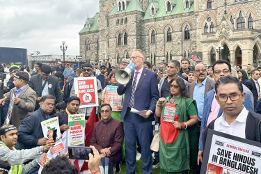 অটোয়ায় পার্লামেন্ট ভবনের সামনে প্রতিবাদ সমাবেশ