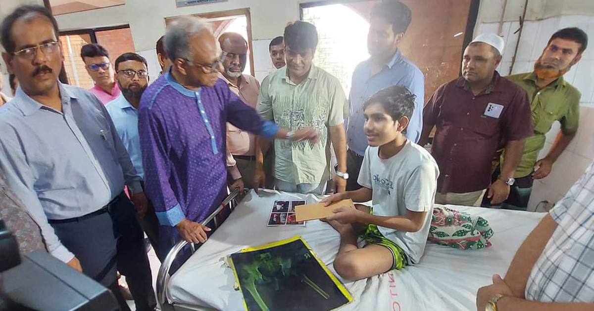 আন্দোলনে আহতদের দেখতে পঙ্গু হাসপাতালে মাহমুদুর রহমান