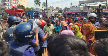 সেনাবাহিনীর মধ্যস্থতায় ৫২ ঘন্টা পর শ্রমিকদের অবরোধ প্রত্যাহার