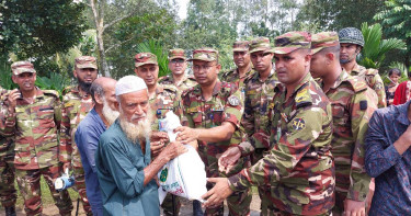 শেরপুরে বন্যাকবলিতদের মাঝে সেনাবাহিনীর ত্রাণ বিতরণ