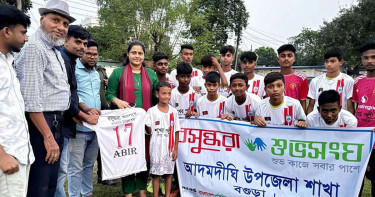 আদমদীঘিতে তরুণদের ফুটবল ও জার্সি দিল বসুন্ধরা শুভসংঘ