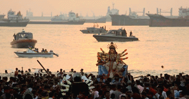 কক্সবাজারে সাগরে ২৪৫ প্রতিমা বিসর্জন, তিন লাখ মানুষের উপস্থিতি