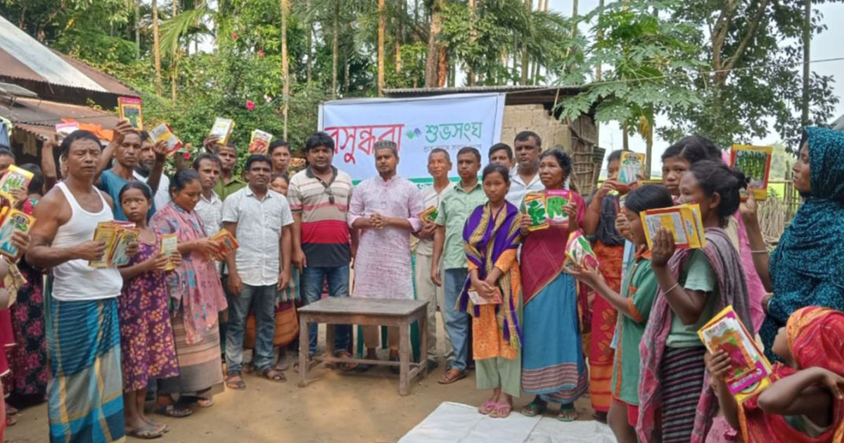 নেত্রকোনায় বন্যায় ক্ষতিগ্রস্তদের মাঝে বসুন্ধরা শুভ সংঘের সবজির বীজ প্রদান