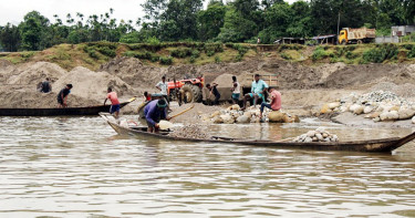 সিলেটে পাথর লুটের মহোৎসব চলছে