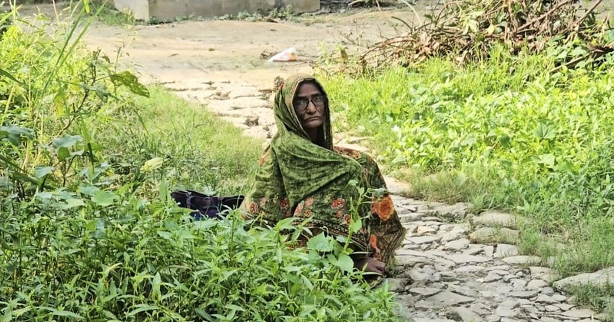 মেয়ের নামে জমি, বৃদ্ধা মাকে বের করে দিল ছেলে