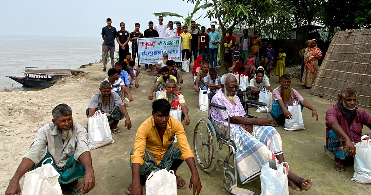 নদী ভাঙ্গন মানুষদের মাঝে ত্রাণ সামগ্রী বিতরণ করেছেন বসুন্ধরা শুভসংঘ