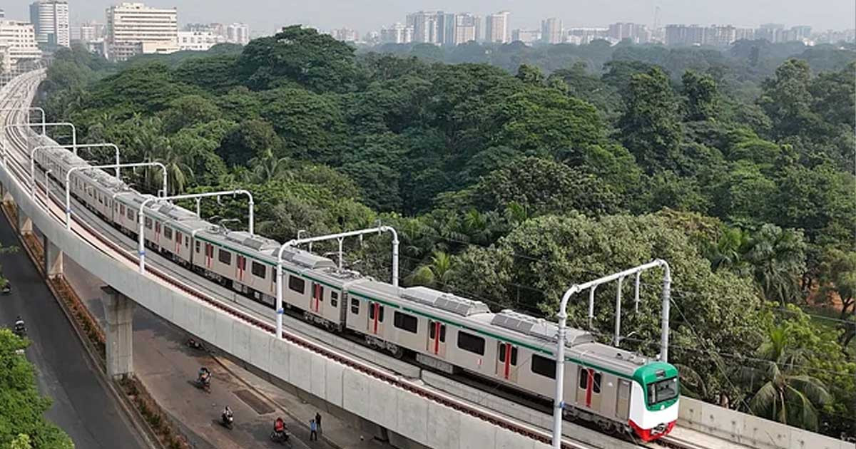 মেট্রোতে কাপলদের রোমাঞ্চ, লজ্জায় সাধারণ যাত্রীরা