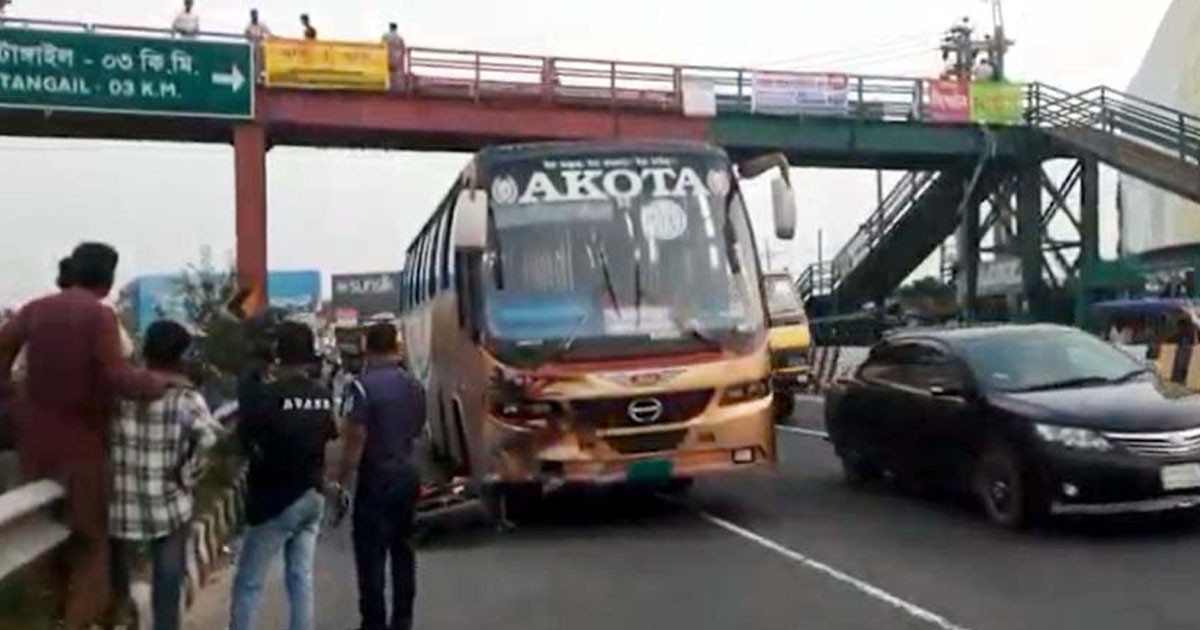 টাঙ্গাইলে বাসের চাপায় মোটরসাইকেল আরোহী দুই বন্ধুর মৃত্যু