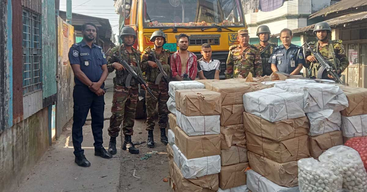 পিঁয়াজ, রসুন লুট করায় পৌর ছাত্রদলের আহবায়কসহ দুজনকে আটক