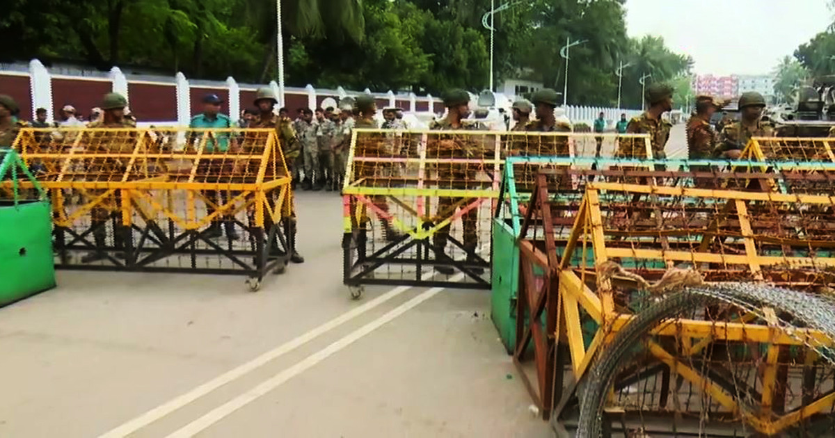 বঙ্গভবনের সামনে থমথমে পরিস্থিতি, চার স্তরের নিরাপত্তা