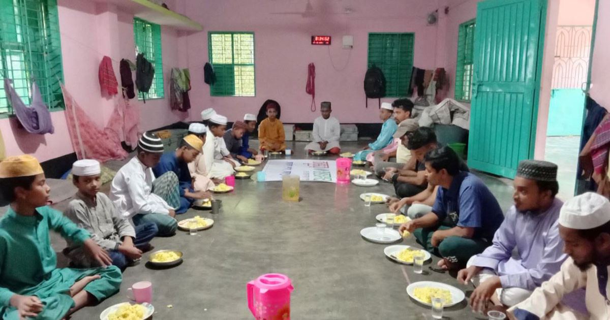 এতিম বাচ্চাদের সকালের খাবার দিল বসুন্ধরা শুভসংঘ