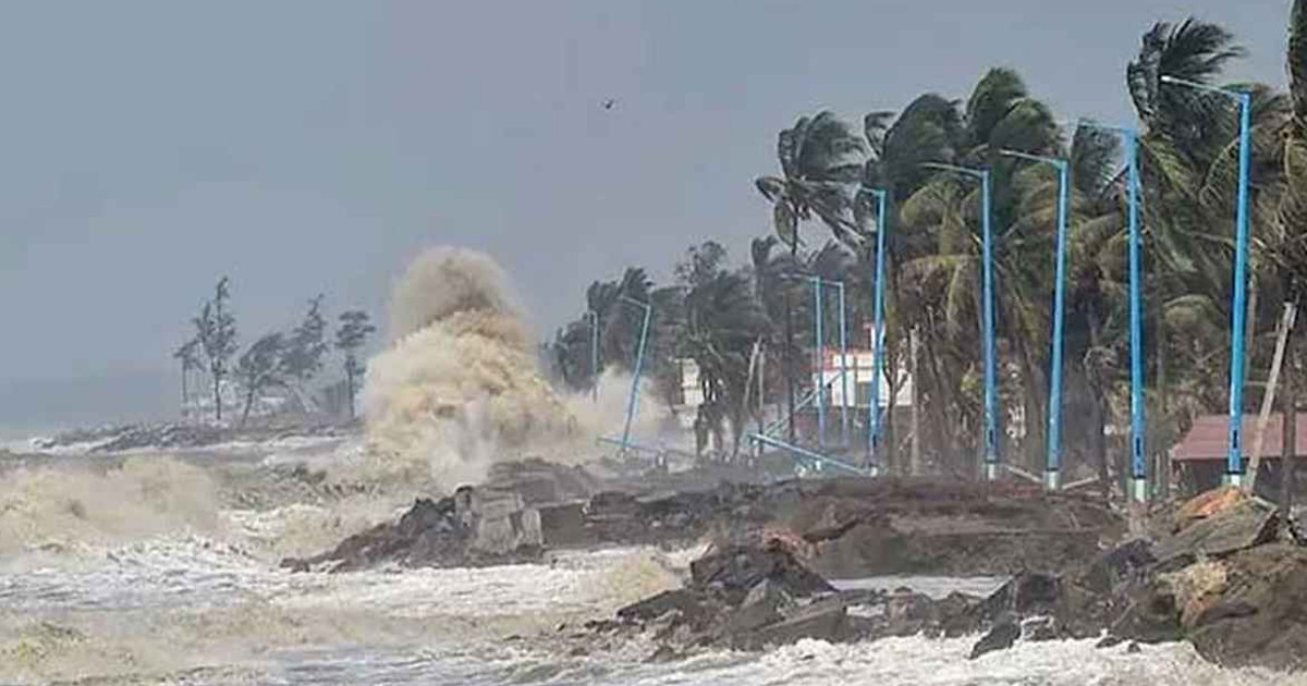 ধেয়ে আসছে ঘূর্ণিঝড় দানা, জলোচ্ছ্বাসে প্লাবিত হতে পারে উপকূলীয় ১৪ জেলা