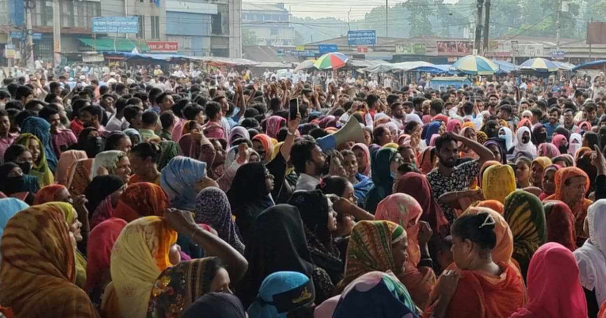 শ্রমিকদের সড়ক অবরোধ, ৩০ কারখানা বন্ধ ঘোষণা