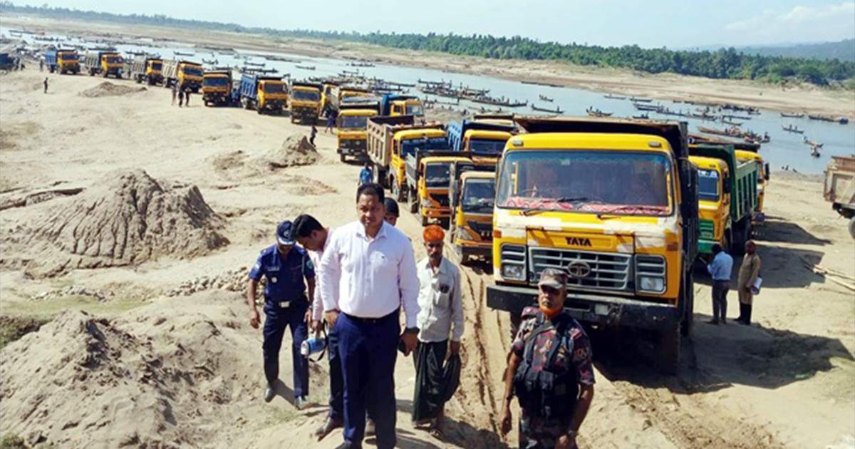 জাফলংয়ে টাস্কফোর্সের অভিযান, অবৈধ বালু-পাথরসহ ৫০০ নৌকা জব্দ