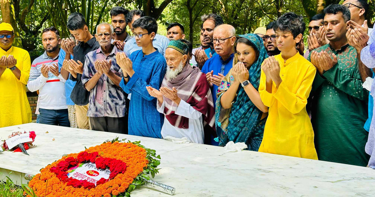 জন্মদিনে নুহাশপল্লীতে শ্রদ্ধা-ভালোবাসায় হুমায়ূন স্মরণ