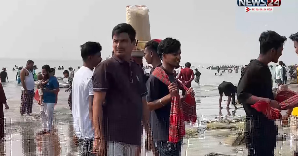 রাস উৎসব: কুয়াকাটা সৈকতে পুণ্যার্থীদের মিলনমেলা