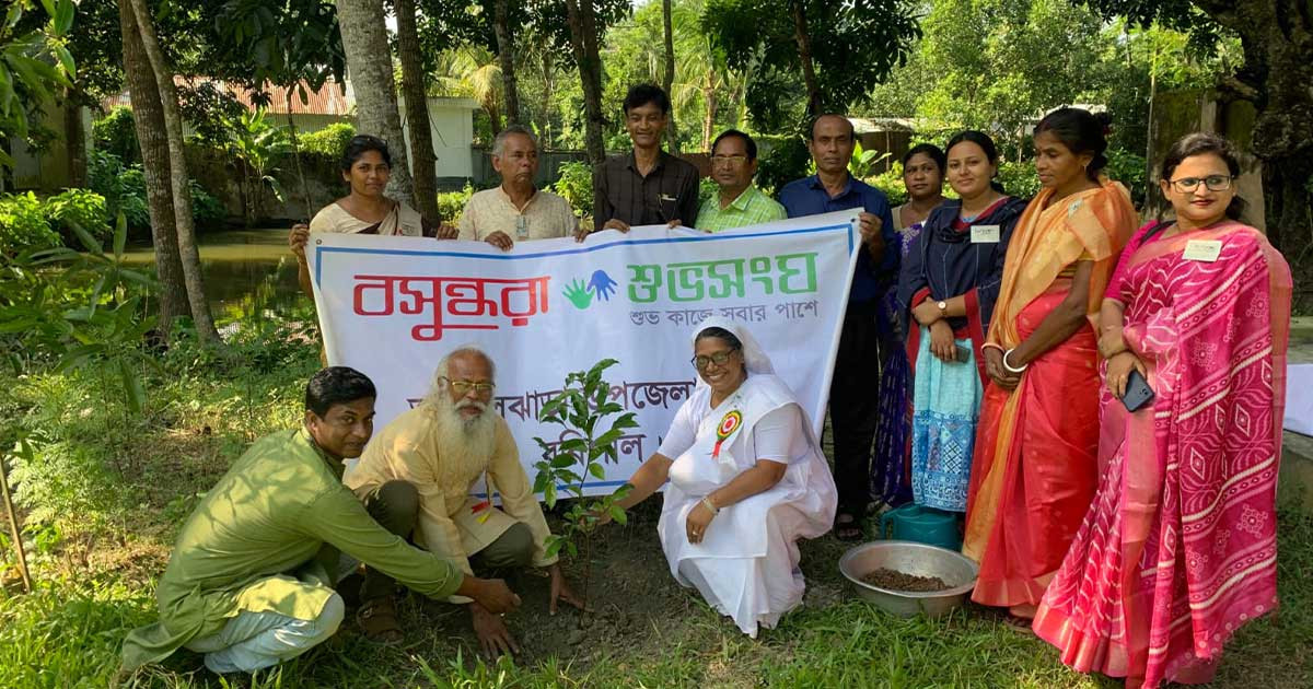 শান্তি ও সম্প্রীতির আহ্বানে আগৈলঝাড়ায় বসুন্ধরা শুভসংঘের বৃক্ষরোপণ