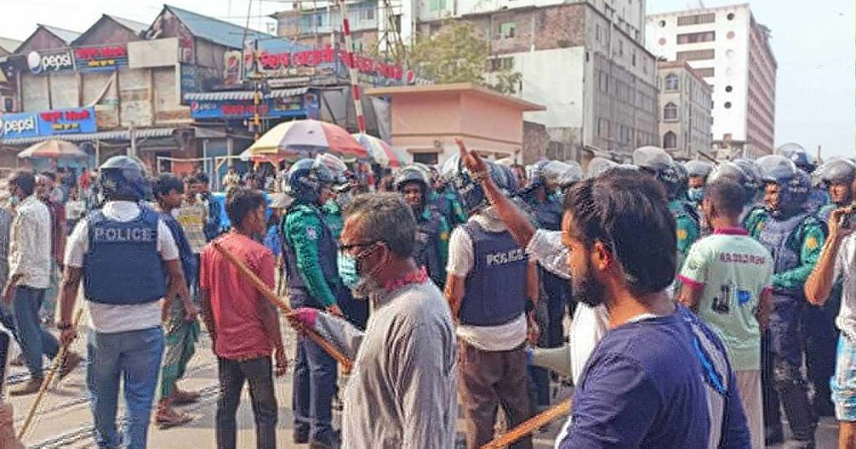 জুরাইনে ব্যাটারিচালিত রিকশাচালকদের রেললাইন অবরোধ