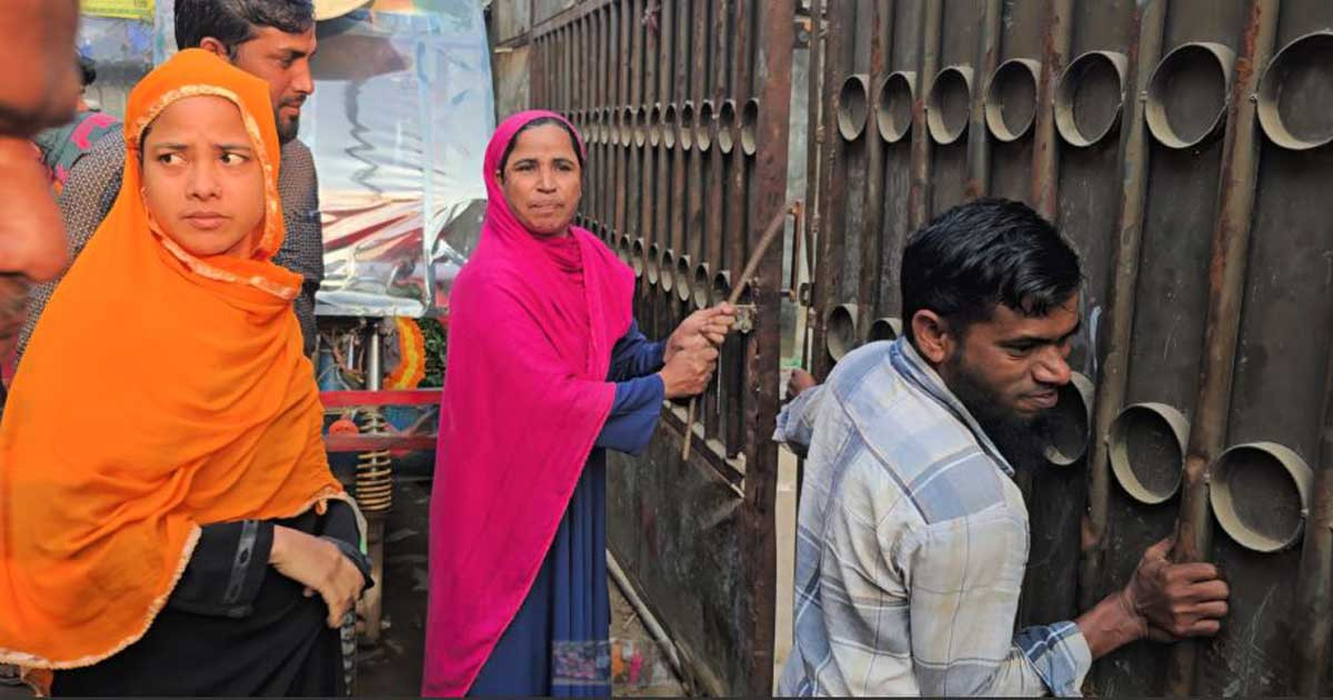 তাজরীন গেটের তালা ভেঙে শ্রদ্ধা নিবেদন করলেন শ্রমিকরা