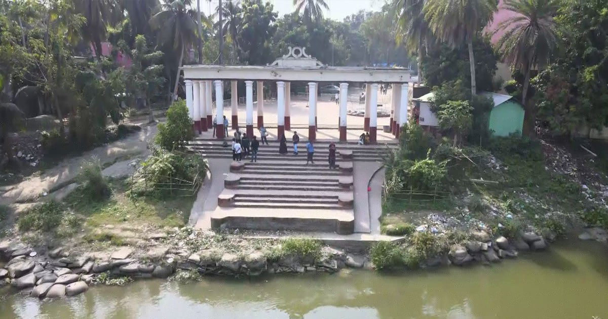 নড়াইলে বাঁধাঘাটের ঐতিহ্য সুরক্ষার দাবিতে সড়কে এলাকাবাসী