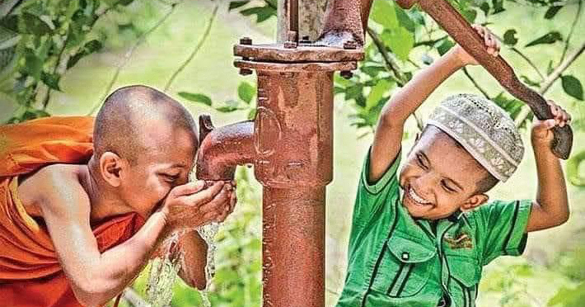 ছবিতেই মিশে আছে ৫৬ হাজার বর্গমাইলের এক নিরাপদ বাংলাদেশের স্বপ্ন