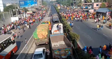 গাজীপুরে বকেয়া বেতনের দাবিতে মহাসড়ক অবরোধ