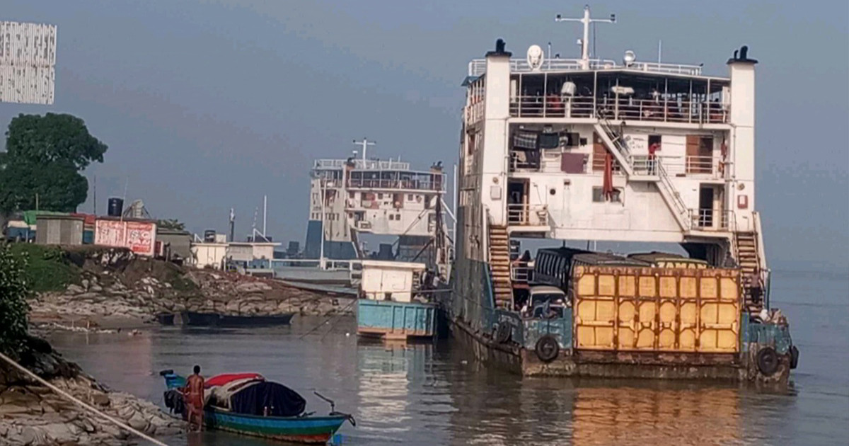 দৌলতদিয়া-পাটুরিয়া নৌ-রুটে তিন ঘন্টা পর ফেরি চলাচল স্বাভাবিক