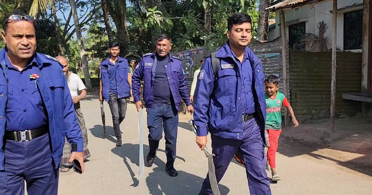 যুবলীগ নেতার বাড়িতে মিললো তলোয়ারসহ দেশীয় অস্ত্র