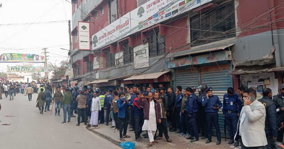 কেরানীগঞ্জে ব্যাংক থেকে ৩ ডাকাতের আত্মসমর্পণ