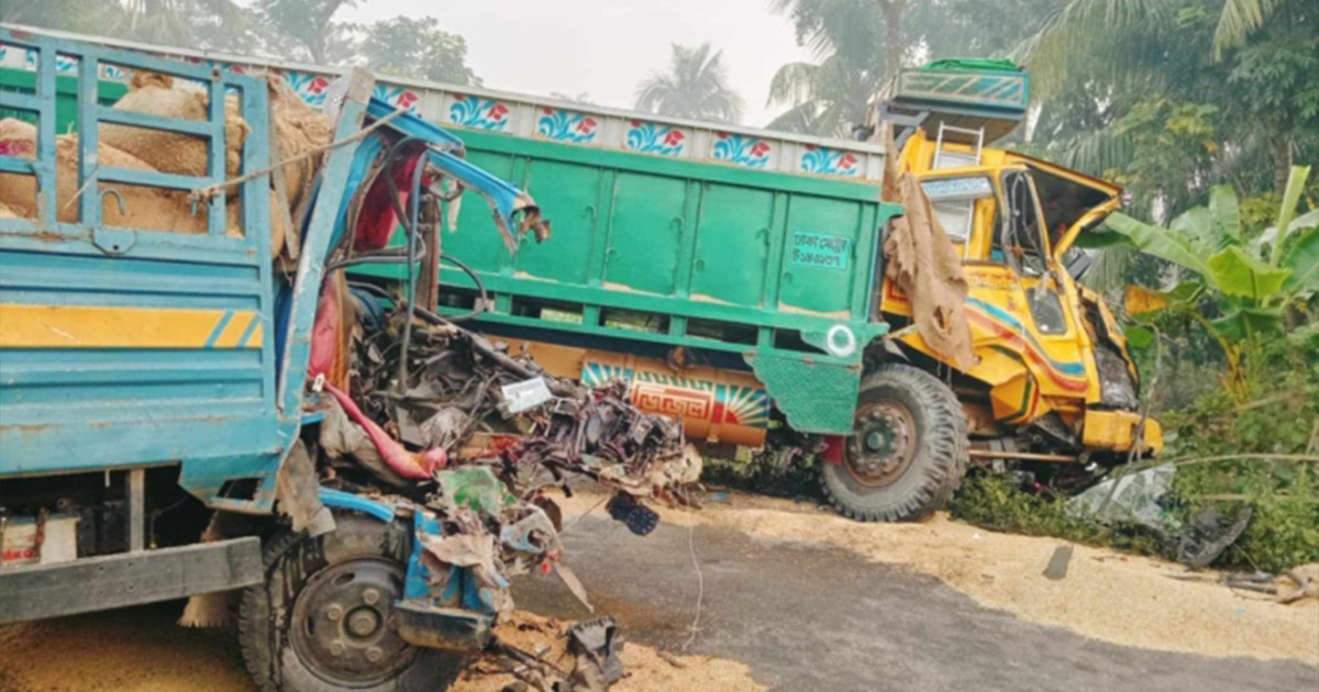 বাগেরহাটে ট্রাকের মুখোমুখি সংঘর্ষে এক চালক নিহত, অপর চালক আহত