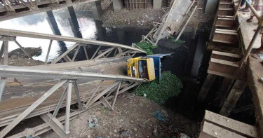 বেইলী ব্রিজ ভেঙে ট্রাক খাদে, ১৭ ঘণ্টায়ও শুরু হয়নি উদ্ধার কাজ