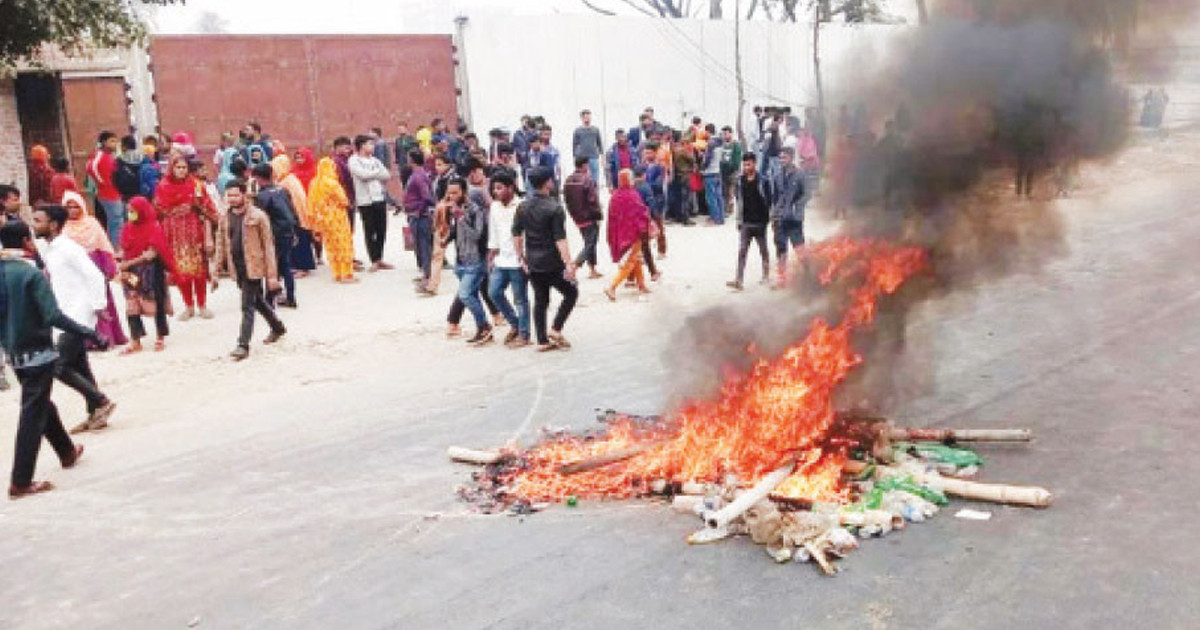 কারখানা খুলে দেওয়ার দাবিতে বিক্ষোভ, পুলিশের লাঠিচার্জ