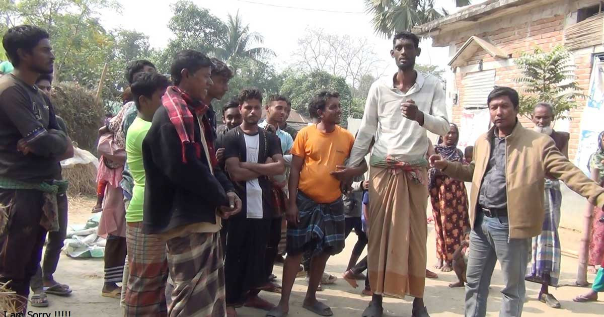 ৭ ফুট ২ ইঞ্চির আশাদুলকে দেখতে মানুষের ভিড়