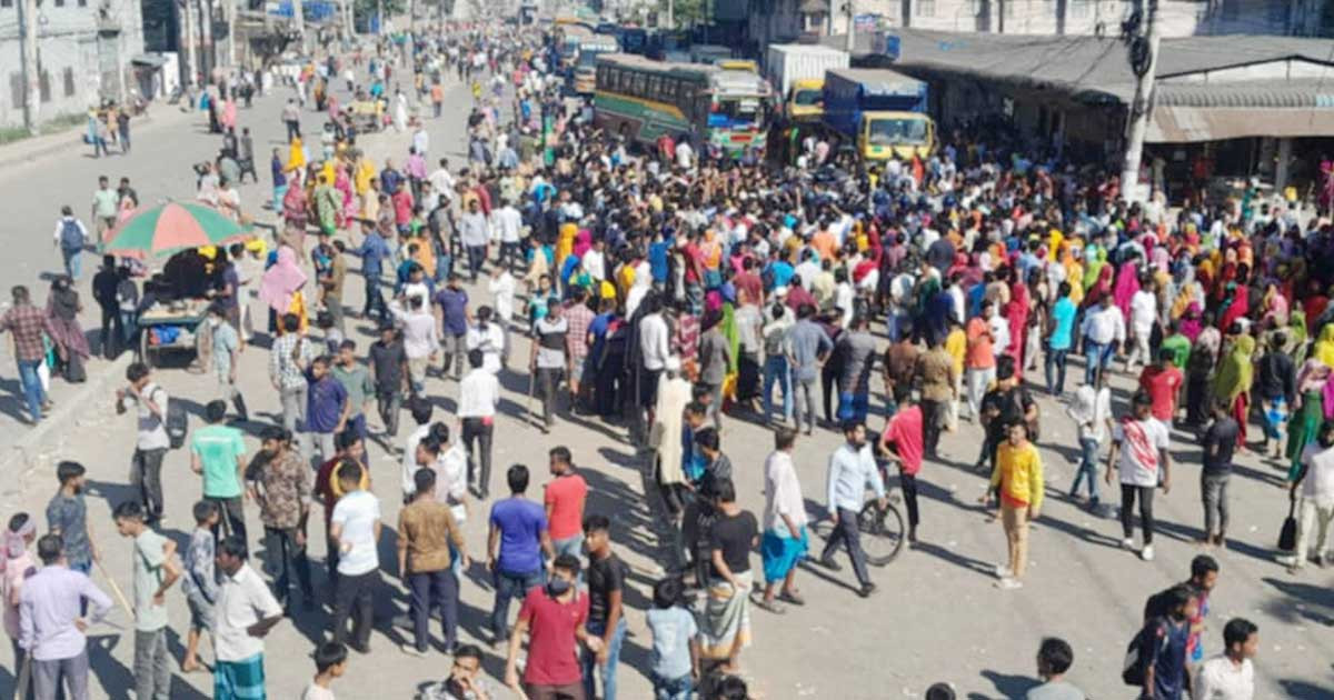 গাজীপুরে মহাসড়ক অবরোধ করে শ্রমিকদের বিক্ষোভ, দীর্ঘ যানজট