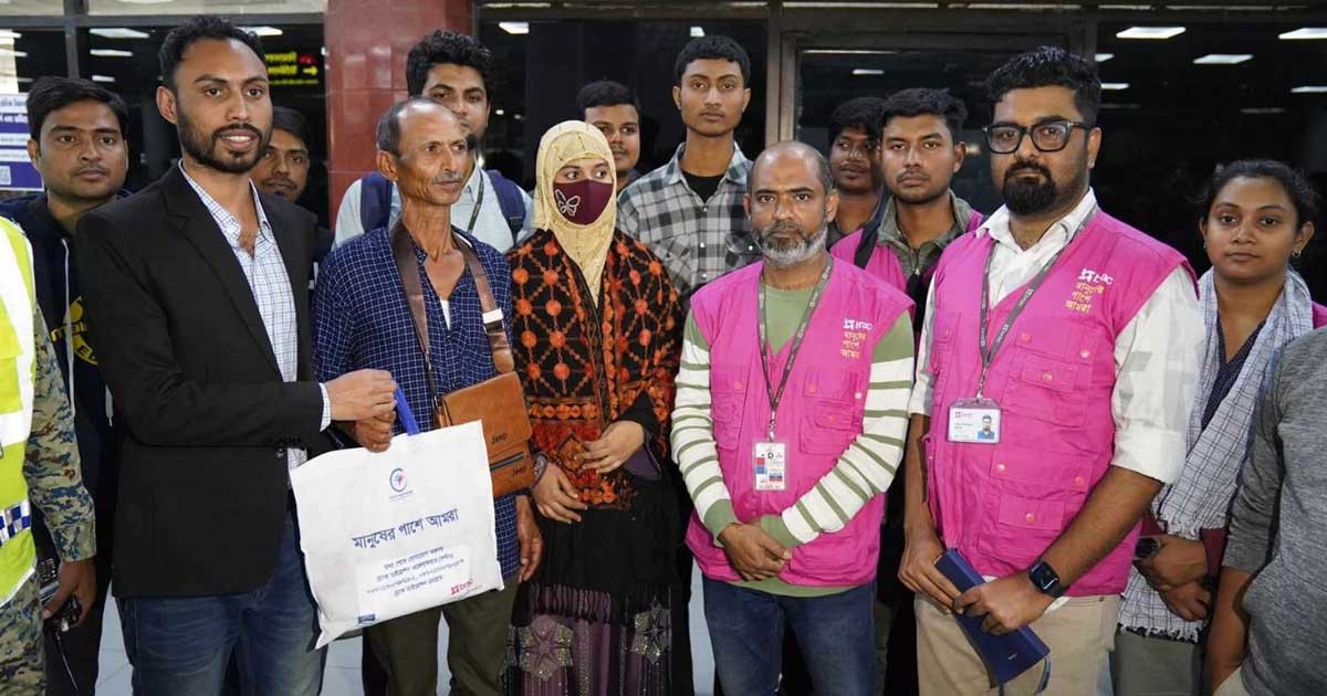 ১৮ বছর পর মালয়েশিয়া থেকে ফিরলেন রবিউল, বাবাকে ছুঁয়ে দেখলেন তিন সন্তান!